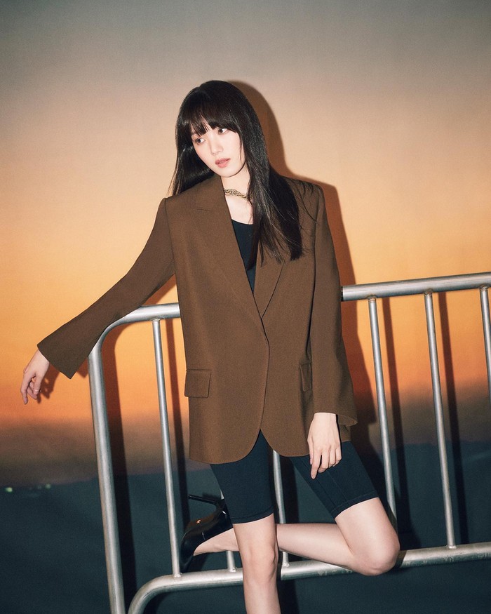 Kemampuan Lee Sung Kyung dalam berakting tentu nggak diragukan lagi. Aktris kelahiran 1990 itu mengawali debutnya sejak 2008. Tahun ini, chemistry yang apik dia tunjukkan bersama Kim Young Dae dalam drama Shooting Star. (Foto: dok. Instagram Biblee)