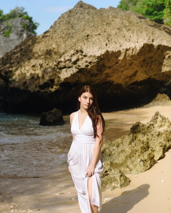Kesan anggun dan seksi juga bisa kamu tunjukkan dengan mengenakan hatler dress seperti Cassandra Sheryl Lee ini. Pilihan warna putih juga cocok bagi kamu yang punya kulit kuning langsat. (Foto: dok. Instagram Cassandra S Lee)