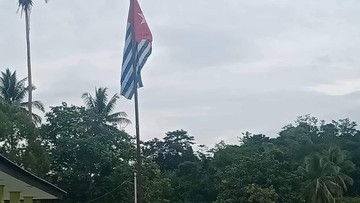 TNI menegaskan foto seorang pria memegang tiang Bendera Bintang Kejora yang disebut-sebut adalah Pilot Susi Air Philip Mark Mehrtens merupakan hoaks.