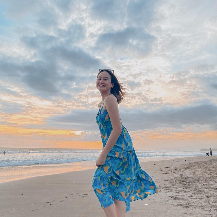 Menggunakan ruffle midi dress dengan warna yang cerah dan bermotif seperti Salshabilla Adriani ini, juga bisa jadi pilihan outfit-mu saat berlibur ke pantai. Kamu bisa menambahkan aksen kacamata hitam untuk tampilan yang lebih kece. (Foto: IG Salshabilla)