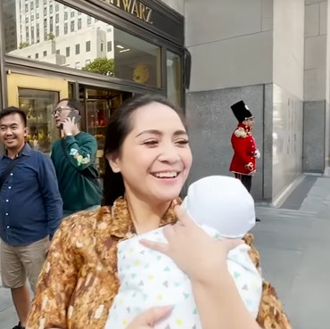 Nagita Slavina Gendong Bayi di Amerika Serikat, Didoakan Cepat Hamil Lagi