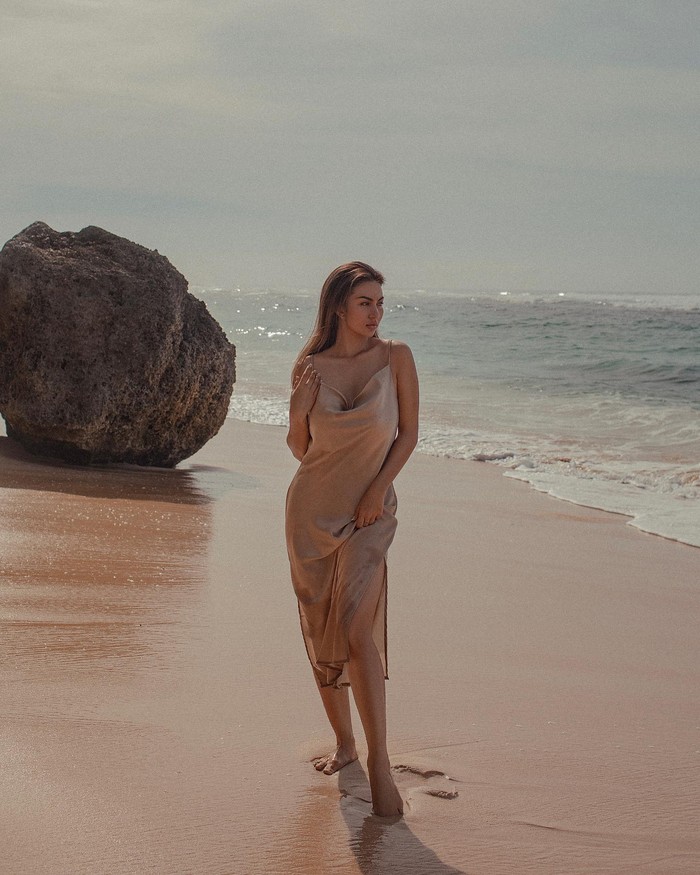 Nggak melulu harus pakai bikini, kamu juga bisa mengenakan silk dress seperti yang Ariel Tatum kenakan ini saat hang out ke pantai. OOTD pantai ala Ariel Tatum ini memberikan kesan seksi dan bakal membuatmu tetap stunning. (Foto: Instagram/Ariel Tatum)