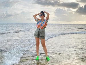 Intip OOTD Liburan di Pantai Seleb Indonesia Ini yuk, Bisa Jadi Inspirasi Style-mu lho