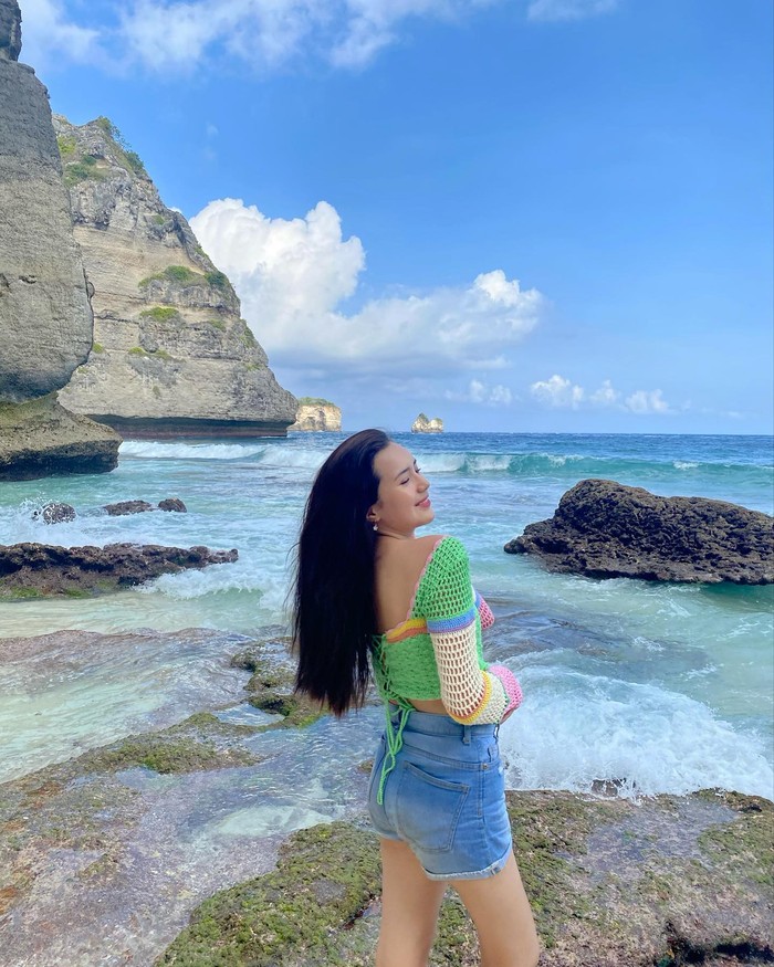 Outfit santai namun tetap stunning juga bisa kamu pilih saat hang out ke pantai seperti Beby Tsabina ini. Beby mengenakan atasan berbahan rajut yang dipadu dengan hot pants berbahan denim. Gemes banget kan OOTD ala Beby, Beauties? (Foto: IG Beby Tsabina)