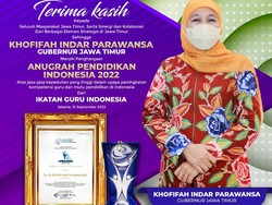 Khofifah Jadi Satu-satunya Gubernur Terima Penghargaan dari Ikatan Guru