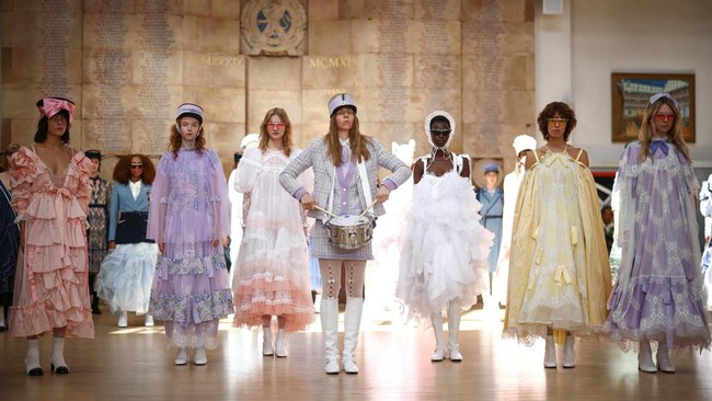 FOTO: Penghormatan London Fashion Week untuk Ratu Elizabeth