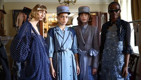 FOTO: Penghormatan London Fashion Week untuk Ratu Elizabeth