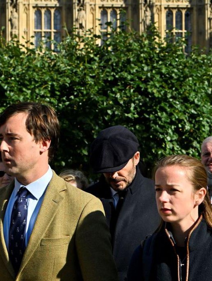 David Beckham tertangkap kamera berada di antrian para pelayat Ratu Elizabeth II di Westminster Hall pada Jumat lalu (16/9). /Foto: Anadolu Agency via Getty Images/Anadolu Agency