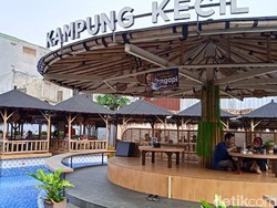Menikmati Iga Bakar dan Gurame Kremes Sambil Duduk Lesehan di Atas Kolam