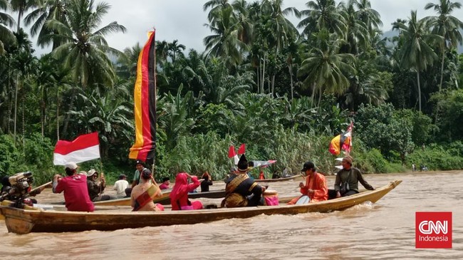 Cerita tentang Sungai Batanghari yang begitu jernih tak meninggalkan sedikitpun jejak masa lalu. Kini sungai itu perlahan menjadi racun bagi masyarakat.