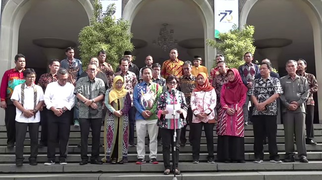 Bersama pimpinan puluhan perguruan tinggi di Yogyakarta, Rektor UGM Ova Emilia mengingatkan Pemilu agar bisa dilakukan secara bermartabat.