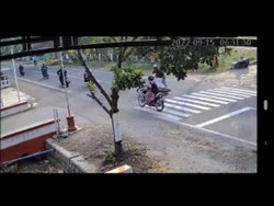 Viral Video Pengendara Motor Tabrak Penyeberang Jalan di Ponorogo