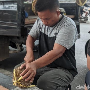 Meski Malu Mirip Sambo, Penjual Durian Viral Bersyukur Dagangannya Cepat Ludes