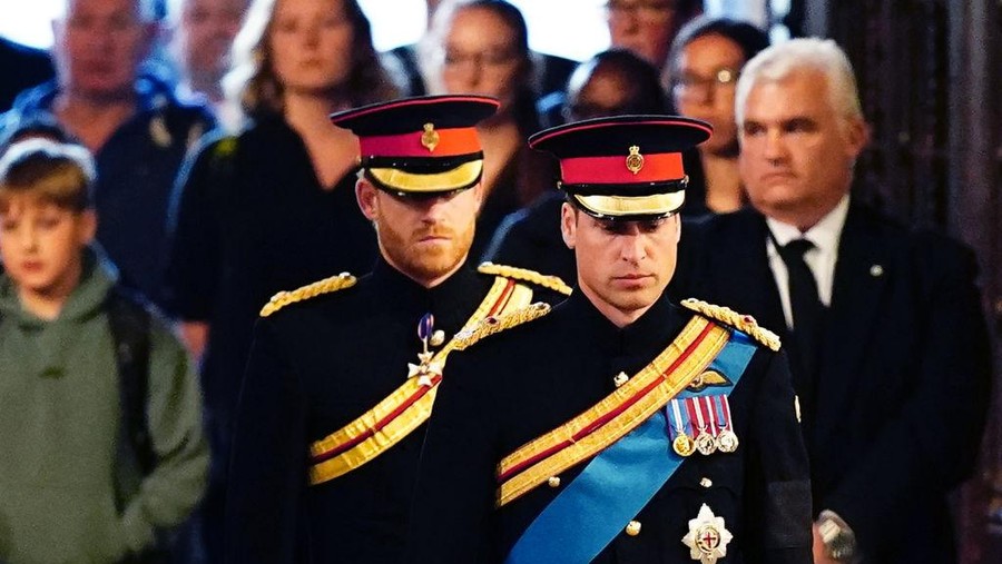 LONDON, ENGLAND - SEPTEMBER 17: Queen Elizabeth II 's grandchildren (L-R) Prince William, Prince of Wales, Princess Beatrice, Harry, Duke of Sussex and Peter Phillips hold a vigil beside the coffin of their grandmother as it lies in state on the catafalque inside Westminster Hall on September 17, 2022 in London, England. Queen Elizabeth II's grandchildren mount a family vigil over her coffin lying in state in Westminster Hall. Queen Elizabeth II died at Balmoral Castle in Scotland on September 8, 2022, and is succeeded by her eldest son, King Charles III. (Photo by Aaron Chown - WPA Pool/Getty Images)