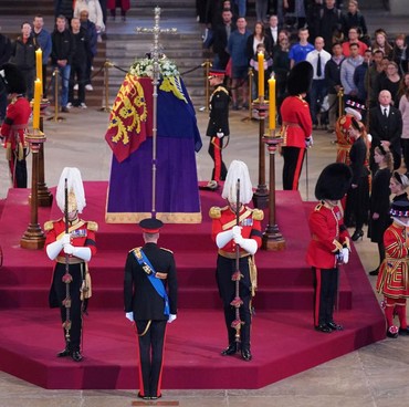 Momen Nekat Pelayat Naiki & Copot Bendera di Peti Ratu Elizabeth II
