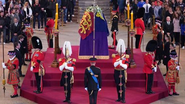 img-title Momen Nekat Pelayat Naiki & Copot Bendera di Peti Ratu Elizabeth II