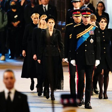 7 Momen Para Cucu Bertugas Jaga Peti Mati Ratu Elizabeth II