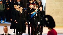 7 Momen Para Cucu Bertugas Jaga Peti Mati Ratu Elizabeth II