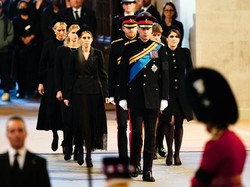 7 Momen Para Cucu Bertugas Jaga Peti Mati Ratu Elizabeth II