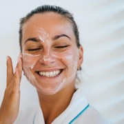 4 Kesalahan Pakai Skincare yang Bikin Wajah Kusam dan Gagal Glowing, Ada yang Masih Kamu Lakukan?