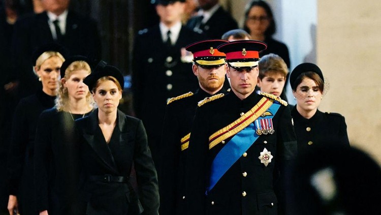LONDON, ENGLAND - SEPTEMBER 17: Prince William, Prince of Wales, Prince Harry, Duke of Sussex, Princess Eugenie of York, Princess Beatrice of York, Peter Phillips, Zara Tindall, Lady Louise Windsor, James, Viscount Severn (obscured) arrive to hold a vigil in honour of Queen Elizabeth II at Westminster Hall on September 17, 2022 in London, England. Queen Elizabeth II's grandchildren mount a family vigil over her coffin lying in state in Westminster Hall. Queen Elizabeth II died at Balmoral Castle in Scotland on September 8, 2022, and is succeeded by her eldest son, King Charles III. (Photo by Ian Vogler-WPA Pool/Getty Images)