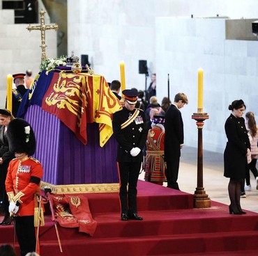 Pangeran Harry dan William Ikuti Prosesi Jaga Peti Jenazah Ratu Elizabeth II
