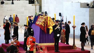 img-title Pangeran Harry dan William Ikuti Prosesi Jaga Peti Jenazah Ratu Elizabeth II