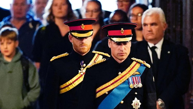 LONDON, ENGLAND - SEPTEMBER 17: Prince William, Prince of Wales, Prince Harry, Duke of Sussex, Princess Eugenie of York, Princess Beatrice of York, Peter Phillips, Zara Tindall, Lady Louise Windsor, James, Viscount Severn (obscured) arrive to hold a vigil in honour of Queen Elizabeth II at Westminster Hall on September 17, 2022 in London, England. Queen Elizabeth II's grandchildren mount a family vigil over her coffin lying in state in Westminster Hall. Queen Elizabeth II died at Balmoral Castle in Scotland on September 8, 2022, and is succeeded by her eldest son, King Charles III. (Photo by Ian Vogler-WPA Pool/Getty Images)