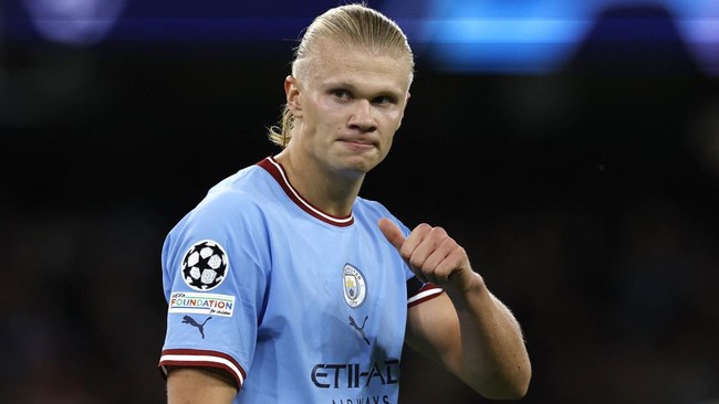 Sebuah video Erling Haaland menjadi satu-satunya pemain Manchester City yang hormat ke kitman viral di media sosial.