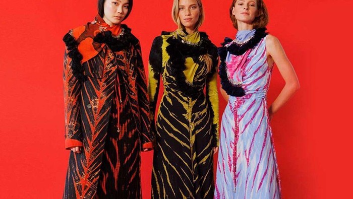 Mengenal Shibori, Teknik Pewarnaan dari Jepang yang Banyak Dipakai di New York Fashion Week Spring/Summer 2023 Mengenal Shibori, Teknik Pewarnaan dari Jepang yang Banyak Dipakai di New York Fashion Week Spring/Summer 2023
