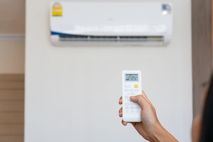 Hindari menyalakan dan mematikan AC terlalu sering. Hal ini dapat membuat banyak energi terbuang, membuat sistem AC bekerja lebih keras, dan menyebabkan kerusakan.