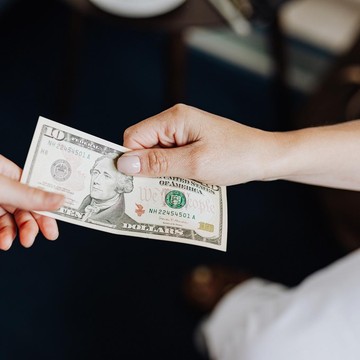 Pelayan Restoran di Jepang Akan Menolak saat Diberikan Tip, Ternyata Ini Alasannya!