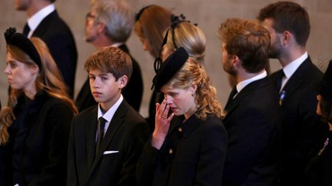 img-title 7 Potret Viscount Severn Cucu Termuda Ratu Elizabeth II di Upacara Jaga Peti