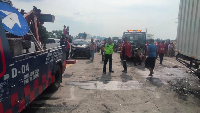 Enam korban meninggal dalam kecelakaan beruntun yang melibatkan delapan kendaraan di Jalan Tol Solo-Semarang, telah dievakuasi.