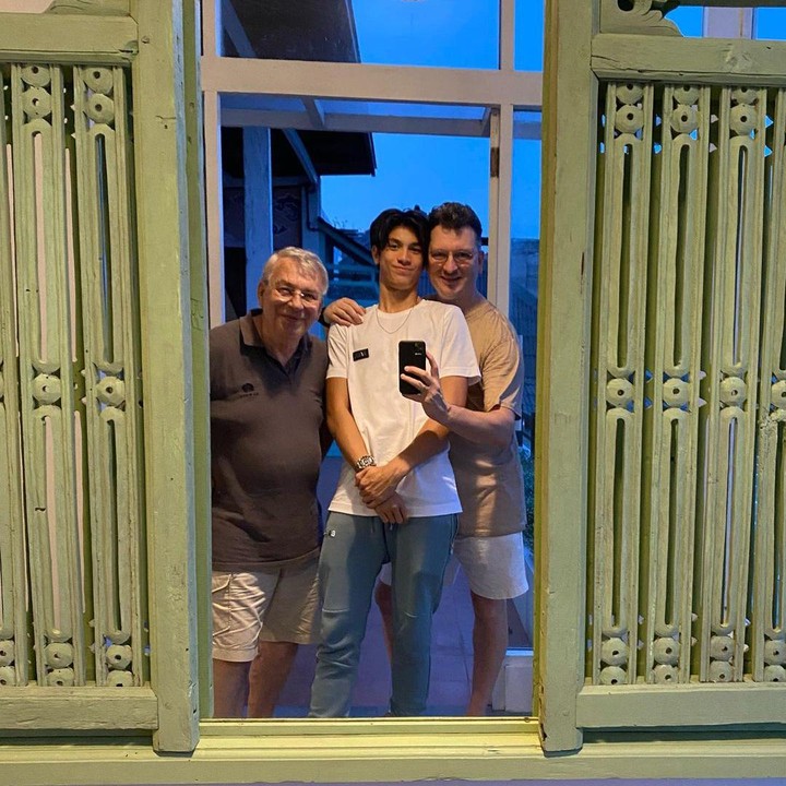 <p>Eddy tak lupa mengabadikan potret kebersamaan bersama Ayah dan Opanya yang sedang berkunjung ke Bali. (Foto: Instagram @maudykoesnaedi)</p>