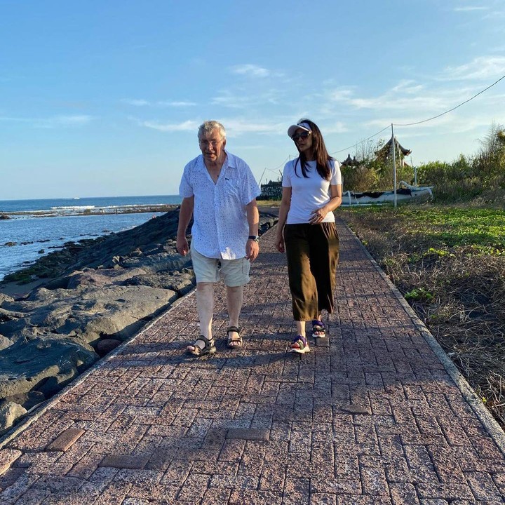 <p>Maudy Koesnaedi sangat senang dapat mengajak mertuanya jalan-jalan ketika berkunjung ke Indonesia, Bunda. Tengok saja potretnya ketika menemani Opa Ed menyusuri pantai. (Foto: Instagram @maudykoesnaedi)</p>