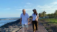 <p>Maudy Koesnaedi sangat senang dapat mengajak mertuanya jalan-jalan ketika berkunjung ke Indonesia, Bunda. Tengok saja potretnya ketika menemani Opa Ed menyusuri pantai. (Foto: Instagram @maudykoesnaedi)</p>