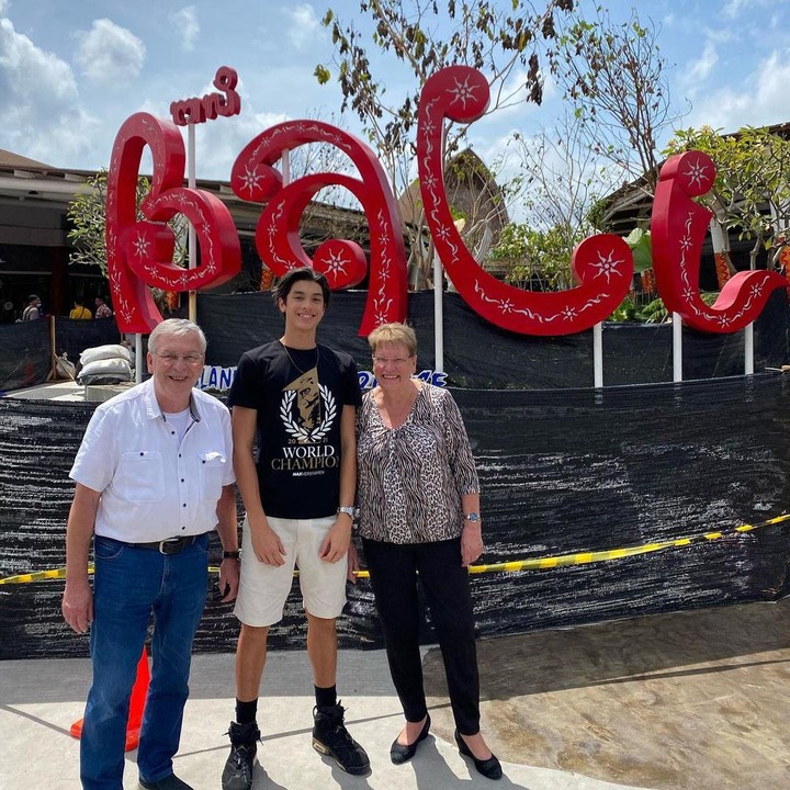 <p>Putra Maudy dan Erik yang kini berusia 15 tahun juga senang bisa meluangkan waktu bersama Opa dan Omanya, nih. (Foto: Instagram @maudykoesnaedi)</p>