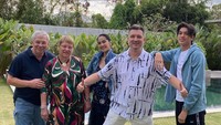 7 Potret Kebersamaan Keluarga Maudy Koesnadi dengan Mertua Asal Belanda di Bali