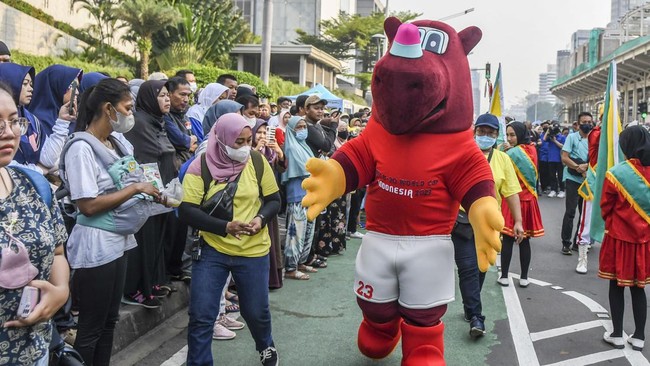 Indonesia memperkenalkan maskot Piala Dunia U-20 2023, Bacuya, di kawasan Bundaran HI Jakarta, Minggu (18/9).