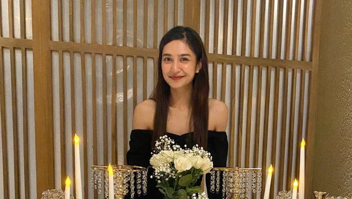 Gaya Stylish Mikha Tambayong dalam Berbagai Model Dress yang Bisa Kamu Tiru Gaya Stylish Mikha Tambayong dalam Berbagai Model Dress yang Bisa Kamu Tiru