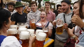 Angkat Gelasmu, Jerman Gelar Oktoberfest Lagi Usai Hiatus 2 Tahun