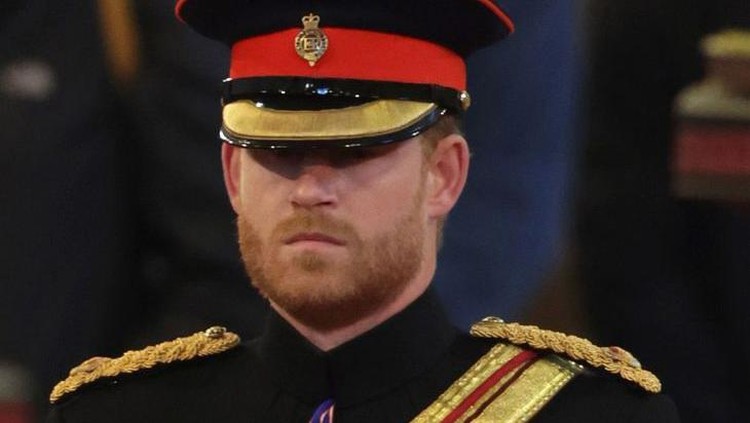 Pangeran Harry Pakai Seragam Militer Lagi LONDON, ENGLAND - SEPTEMBER 17: Prince Harry, Duke of Sussex arrives to hold a vigil in honour of Queen Elizabeth II at Westminster Hall on September 17, 2022 in London, England. Queen Elizabeth II's grandchildren mount a family vigil over her coffin lying in state in Westminster Hall. Queen Elizabeth II died at Balmoral Castle in Scotland on September 8, 2022, and is succeeded by her eldest son, King Charles III. (Photo by Chris Jackson/Getty Images)