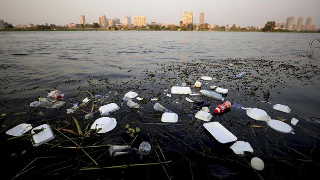 Peringatan Hari Lingkungan Hidup Sedunia atau World Environment Day yang jatuh pada hari ini, Senin (5/6), mengusung tema utama melawan sampah plastik.