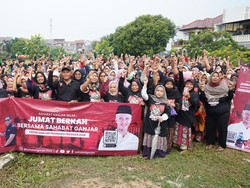 Relawan Ganjar Bagi-bagi Paket Sembako ke Warga Bekasi