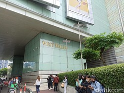 Pengunjung Dievakuasi Imbas Asap Mengepul di Mal Grand Indonesia