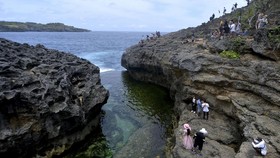 FOTO: Tarif Penyeberangan Naik, Wisatawan Tetap Padati Nusa Penida