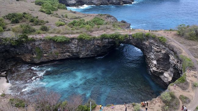 Kunjungan wisatawan domestik ke objek wisata Nusa Penida Bali meningkat hingga 40 persen dalam periode libur Lebaran 2023. 
