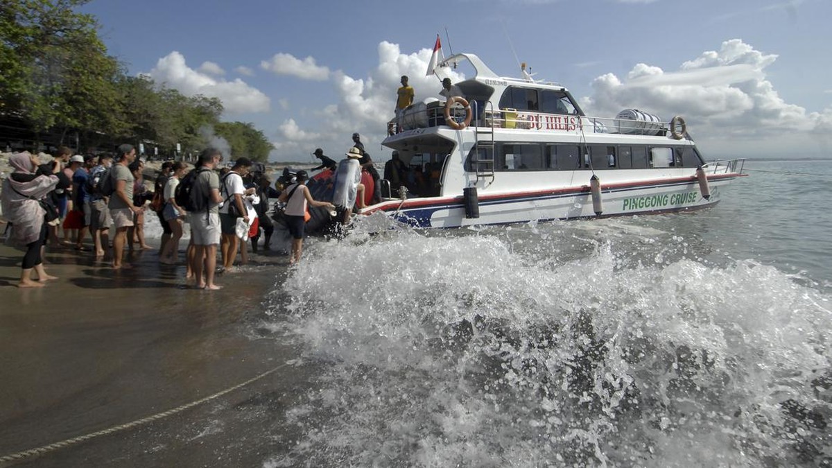 FOTO: Tarif Penyeberangan Naik, Wisatawan Tetap Padati Nusa Penida