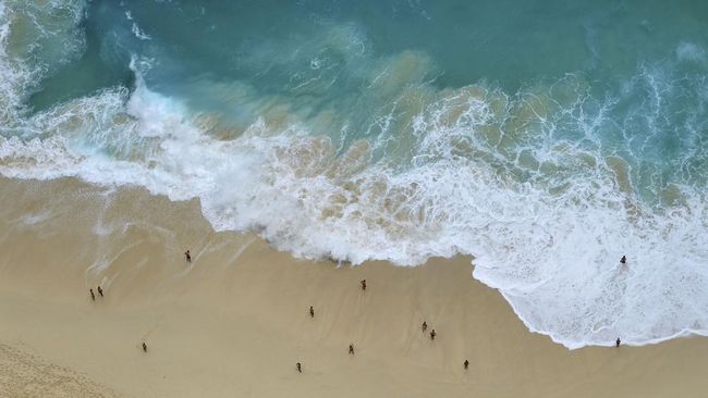 Polres Natuna menyisir pantai sekitar Air Danau Sejuba, Desa Sepempang, Kabupaten Natuna, setelah ditemukannya serpihan yang diduga badan pesawat.